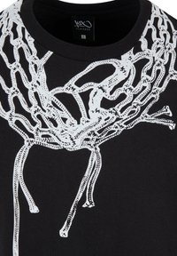 Sort t-shirt med et stort hvidt grafisk motiv af sammenflettede kæder over brystet. Blødt bomuldsstof, rund hals design, størrelse L.