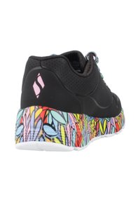Czarny but sportowy z kolorowym kwiatowym wzorem na podeszwie, wyposażony w teksturowaną cholewkę i wyściełany kołnierz. Sznurowadła w wielokolorowym wzorze.