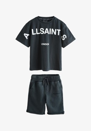 Zwart T-shirt met korte mouwen met de tekst "ALLSAINTS LONDON", gecombineerd met zwarte shorts met trekkoord en een subtiel "ALLSAINTS" logo op de zak.