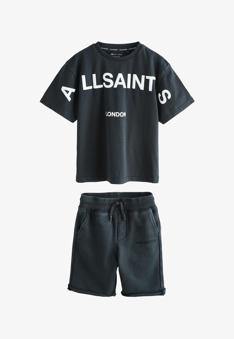 Schwarzes Kurzarm-T-Shirt mit dem Schriftzug "ALLSAINTS LONDON", kombiniert mit schwarzen Kordelzug-Shorts mit dezentem "ALLSAINTS" Logo auf der Tasche.