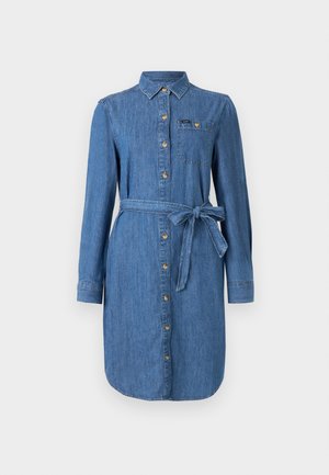 Rochie din denim cu mâneci lungi, nasturi la front, buzunar pe piept și brâu legat în talie, într-o nuanță de albastru mediu.