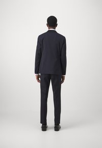 Dunkelblaues Anzug mit einem strukturierten Blazer und maßgeschneiderten Hosen. Verfügt über taillierte Nähte und eine glatte Textur. Einfarbig, ohne erkennbare Muster.