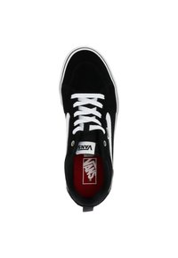 Sneaker in suede nera con lacci bianchi, dotato di un interno rosso e una striscia laterale bianca. Logo distintivo sulla linguetta. Design classico.