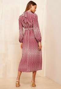 Friends Like These HIGH NECK LONG SLEEVE MIDI WITH BOW DETAILING - Kasdienė suknelė - red geo