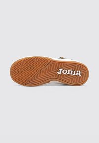 Suela de zapato de goma marrón con un patrón de banda de rodadura en zigzag. Presenta acentos en blanco y un logo de "Joma" en color crema. Diseño duradero y texturizado.