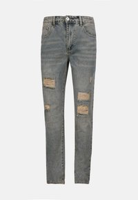 Jean en denim bleu clair avec une coupe droite, déchirures usées sur les deux jambes, design à cinq poches et fermeture à bouton.