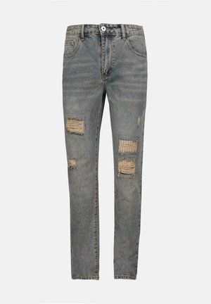 Jean en denim bleu clair avec une coupe droite, déchirures usées sur les deux jambes, design à cinq poches et fermeture à bouton.