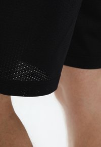 Under Armour Pantalón corto de deporte - black