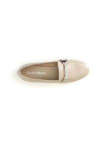 Lichtbeige leren moccasin-schoen in stijl, met een decoratieve zilveren hardware-accent en een gladde textuur met een ronde neus.