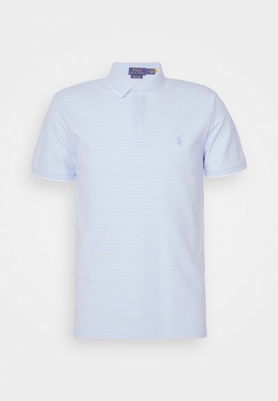 Γαλάζιο πόλο μπλουζάκι με λεπτές λευκές ρίγες, κοντά μανίκια, γιακά, πλεκτή πλαϊνή με δύο κουμπιά και ένα μικρό κεντημένο λογότυπο στο στήθος.