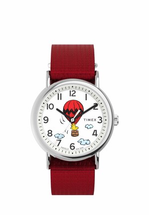 Orologio rotondo argento con quadrante bianco, numeri neri, illustrazione di mongolfiera rossa e nuvole blu e cinturino in tessuto rosso.