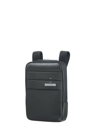 Schwarzer Rucksack aus strukturiertem Stoff, mit einer Fronttasche aus glattem Material und einem Logoschild. Verstellbare Riemen für komfortables Tragen.