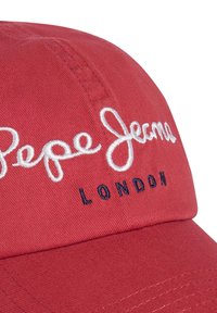 Crvena bejzbol kapa s bijelim izvezenim natpisom "Pepe Jeans" i mornarsko plavim "LONDON" ispod, izrađena od pamuka sa čvrstim vrhom i zakrivljenim vizirom.