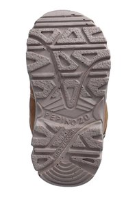 Suela de zapato marrón con una superficie de goma texturada y con patrón. Diseños triangulares y lineales notables que proporcionan agarre y tracción. Grabado "PEPINO 20".