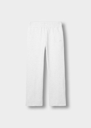 Hellgraue Sweatpants aus weichem Material, mit einem elastischen Bund, geraden Beinen und dezentem Logo-Detail an der Seite.