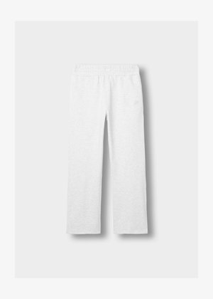 Calças de fato cinza-claro feitas de um tecido suave, com um cós elástico, pernas direitas e um detalhe de logótipo discreto na lateral.