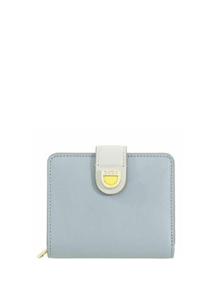 Cartera compacta azul claro con cierre de botón blanco que presenta un pequeño detalle metálico dorado y amarillo en la parte delantera.