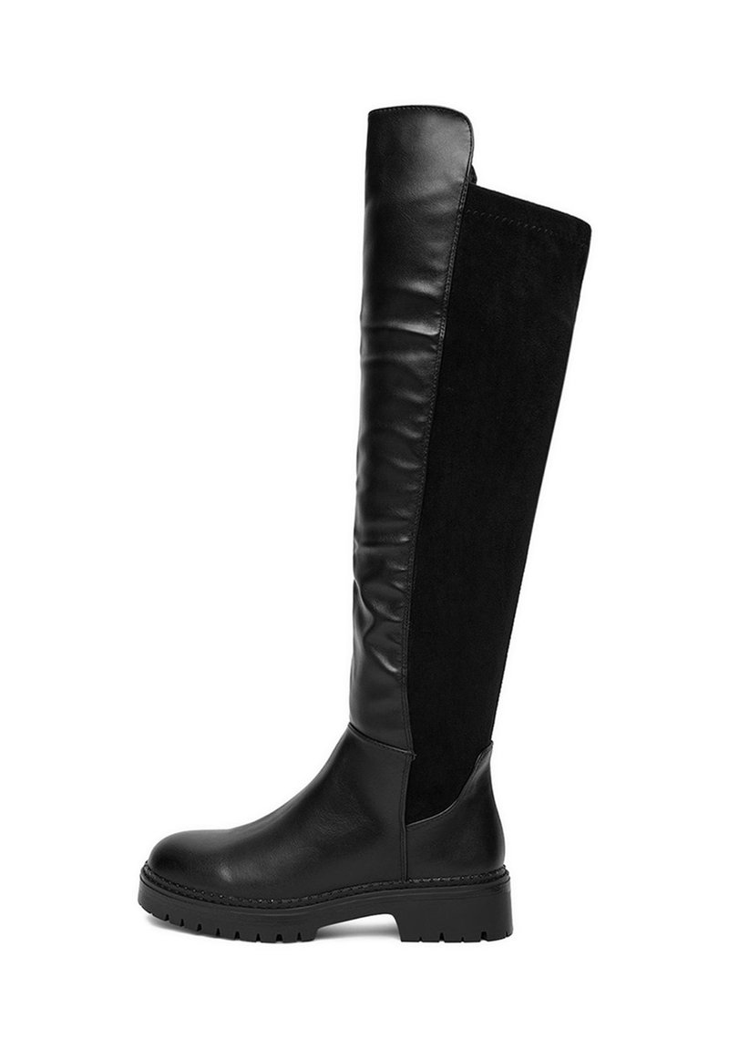 Cizme negre până la genunchi, realizate dintr-un mix de piele elegantă și suede moale. Talpă groasă cu un material texturat pentru un design modern.