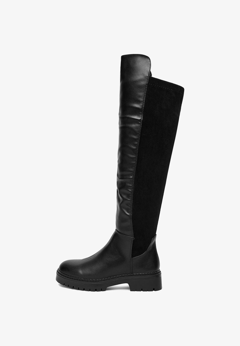 Cizme negre până la genunchi, realizate dintr-un mix de piele elegantă și suede moale. Talpă groasă cu un material texturat pentru un design modern.