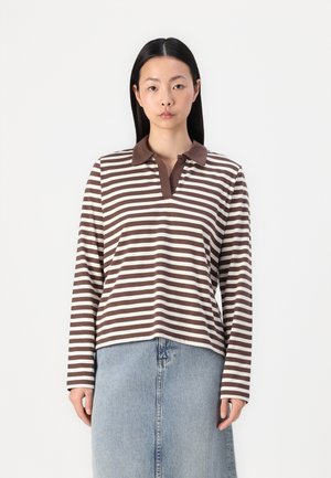 Brun og hvit stripet långermet polo-skjorte med ensfarget brun krage, kombinert med en lys blå denimskjørt.