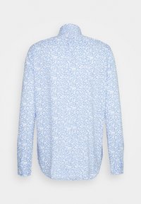 Jasnoniebieska koszula z długim rękawem, ozdobiona małym białym wzorem kwiatowym, wykonana z miękkiego materiału, z kołnierzykiem i zapinanymi na guziki mankietami.