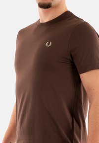 Fred Perry T-shirt basic - marron