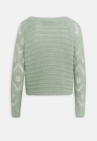 Jasnozielony dzianinowy sweter z teksturowanym korpusem, długimi rękawami z dekoracyjnym ażurowym wzorem oraz krótkim krojem.