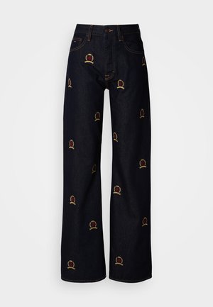 Tmavě modré džíny s širokými nohavicemi zdobené vícebarevnými vyšívanými motivy koruny. Klasický design s pěti kapsami a detaily kontrastního šití.