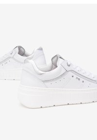 Sneakers bianche in pelle con un accento testurizzato argento e dettagli perforati. Suola spessa bianca con motivo a righe. Lacci piatti e design del logo.