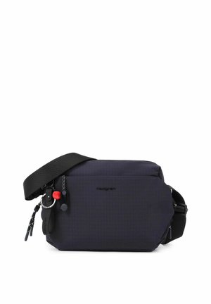 Sac bandoulière noir compact avec sangle réglable, poche avant, curseurs de fermeture éclair et porte-clés de marque.