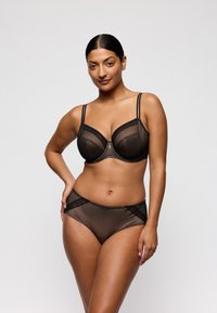 Conjunto de lencería de malla negra que incluye un sujetador estructurado con detalle de cremallera y panties de talle alto a juego, ambos con detalles de encaje.