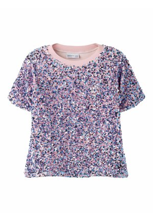 Haut rose à manches courtes couvert de sequins bleus, argentés et roses, avec une encolure côtelée unie, présenté sur un fond blanc.