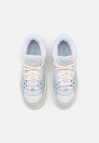 Světle modré a bílé tenisky s texturovanou síťovinou a hladkým koženým svrškem, s béžovými tkaničkami a měkkou gumovou podrážkou. Přítomné logo "PUMA".