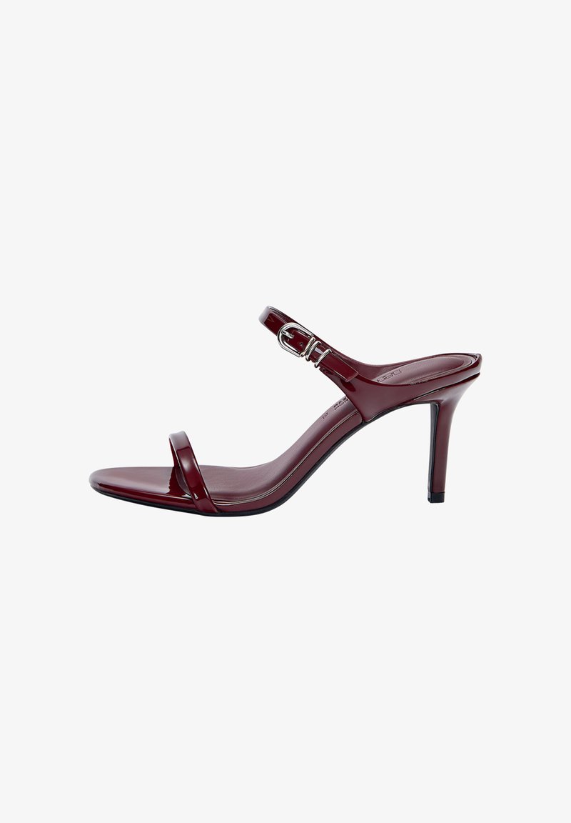 Sandalo con tacco in pelle verniciata color marsala, con apertura sul retro, una singola fascia sul davanti e una cinturino regolabile alla caviglia con fibbia argento.