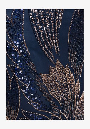 Tissu bleu orné de motifs floraux et feuillages en sequins dorés et bleu marine, créant un design décoratif scintillant.