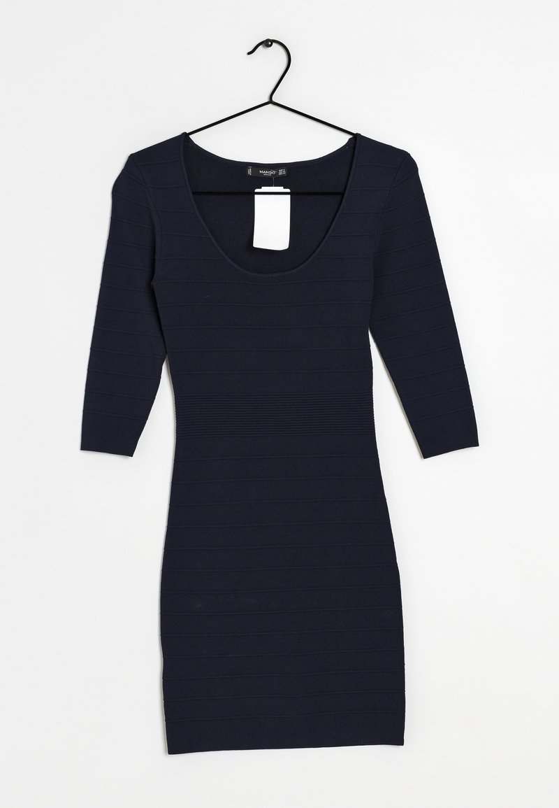 Robe moulante côtelée bleu marine avec manches trois-quarts, encolure dégagée et étiquette de marque visible sur l'épaule, suspendue à un crochet noir.