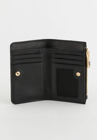 Czarny skórzany portfel z złotymi okuciami, wieloma przegródkami na karty, siateczkową kieszenią na dowód tożsamości oraz zasuwaną kieszenią na monety lub gotówkę.