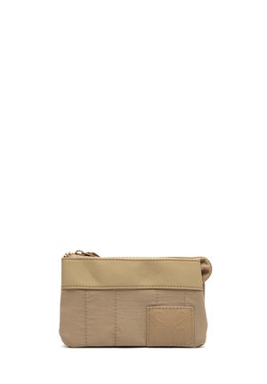 Mała beżowa saszetka na zamek z teksturowaną dolną częścią i wytłoczonym logo na przedniej prawej stronie.