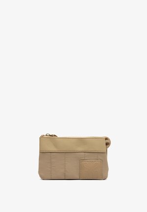 Piccola pochette beige con cerniera, sezione inferiore a texture e patch con logo in rilievo sul lato destro anteriore.