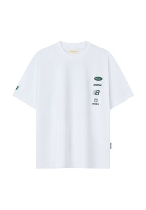Weißes T-Shirt mit kurzen Ärmeln und grünen Schrift- und Logodesigns auf der linken Brust und dem linken Ärmel, mit dem Wort "another" und grafischen Elementen.