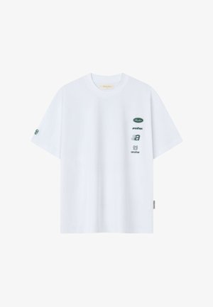 Valge lühikeste varrukatega T-särk, millel on vasakul rinnal ja vasakul varrukal rohelised tekstid ja logod, sealhulgas sõna "another" ja graafilised elemendid.