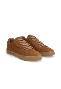 Baskets en nubuck marron avec un bout rond, des lacets contrastants beiges, une semelle en caoutchouc texturée et un design minimaliste.