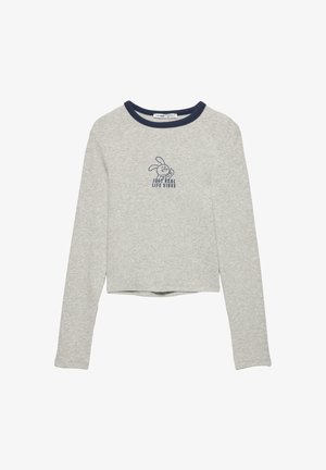 Tricou scurt cu mânecă lungă, de culoare gri, dintr-un material moale, cu un guler ribat de culoare bleumarin. Prezintă un imprimeu cu o iepuraș cartoon și textul "DOAR VIBRATII DIN VIAȚA REALĂ."