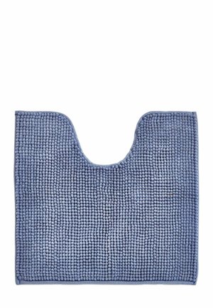 Blauer strukturierter Badezimmerteppich mit einer gebogenen Aussparung, die um die Basis einer Toilette passt.
