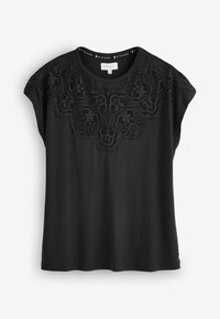 Fekete, rövid ujjú blúz kerek nyakkal, virágmintás csipkedíszítéssel a felső mellrészen és a vállakon.