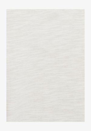 Licht crème stof met een subtiele textuurpatroon, met dunne horizontale lijnen doorheen. Zacht en iets doorschijnend uiterlijk.