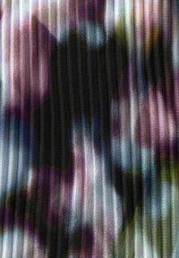 Tissu à côtes verticales avec un motif floral abstrait flou en noir, vert, violet, bleu et rose.