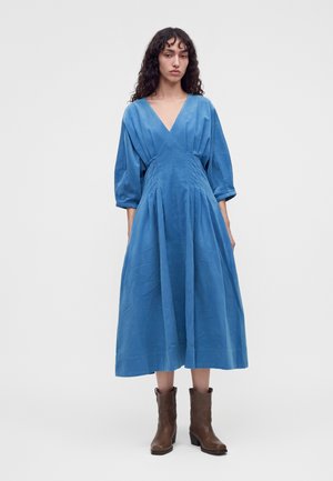 VIVERE, NOVELLE PLEAT WAIST DRESS - Robe longue - blue