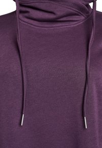 Långärmad lila sweatshirt med hög krage, med dragskoförsedda snören med silverfärgade ändar. Slät tygliknande textur och minimala sömnadsdetaljer.