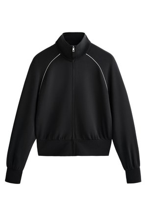 Veste de sport zippée noire avec col haut, poignets et taille côtelés. Présente des passepoils blancs le long des épaules et un tissu lisse et texturé.